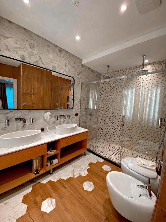 Crown Boutique Hotel ドゥラス エクステリア 写真