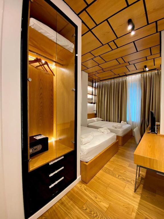 Crown Boutique Hotel ドゥラス エクステリア 写真