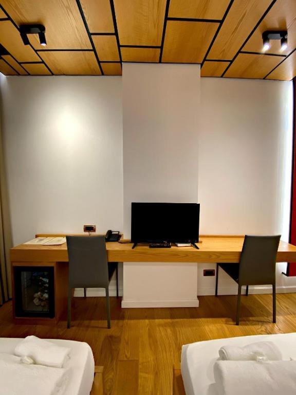 Crown Boutique Hotel ドゥラス エクステリア 写真