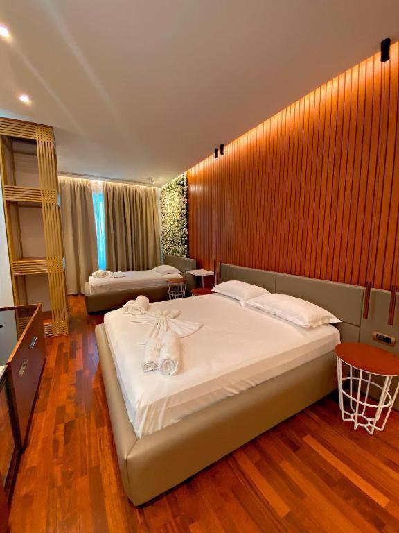 Crown Boutique Hotel ドゥラス エクステリア 写真